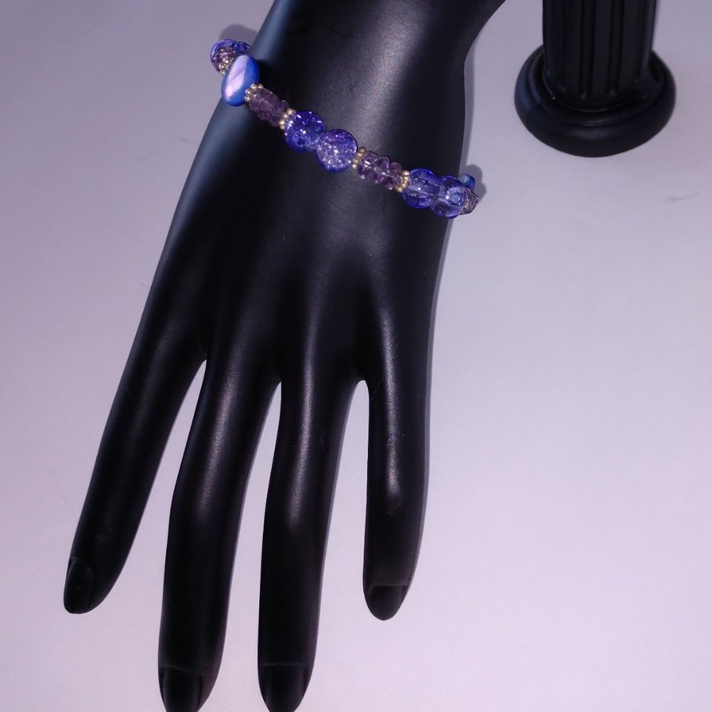 Purple Beaded Bracelet with Periwinkle Shells Handmade 7.5 Inches - Picture 8 of 16